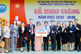 Hanwha Life Việt Nam trao học bổng cho học sinh trường chuyên Lê Quý Đôn Gia Lai