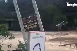 Khoảnh khắc cầu treo bị lũ cuốn trôi