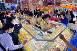 Chiều 8-4: Giá vàng vượt mốc 100 triệu đồng/lượng