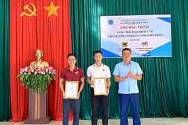 Yêu thương trao đi từ những tấm thẻ bảo hiểm y tế