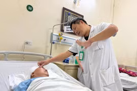 Bác sỹ BV Việt Đức lần đầu phẫu thuật phối hợp hai đường mổ, loại bỏ khối u não