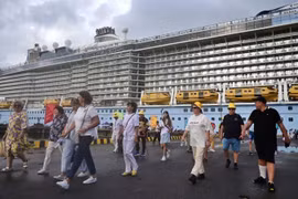 Tàu Ovation of the Seas chở hơn 4.000 du khách quốc tế cập cảng Chân Mây