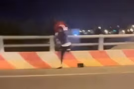 Clip 2 thanh niên giải cứu người phụ nữ mang thai ngồi trên thành cầu nhận được mưa lời khen