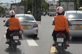 Clip người phụ nữ rải bột lạ trên đường gây hoang mang: CSGT TP.HCM xác minh