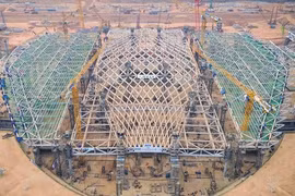 Hình ảnh nâng mái thép nhà ga sân bay Long Thành nặng hơn 5.300 tấn lên đỉnh mái