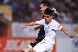 Trời sinh Harry Kewel còn sinh… xà ngang cột dọc, Hà Nội thua đau Ninh Bình ngày Hoàng Hên ra mắt