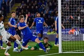 Leicester thua trắng 0-3, Newcastle đẩy Man City khỏi Top 5