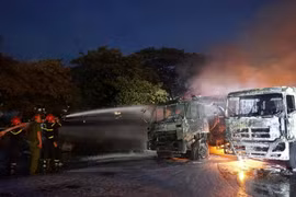 Đà Nẵng: Hai xe bồn bốc cháy dữ dội gần cây xăng, đưa xe robot ứng cứu