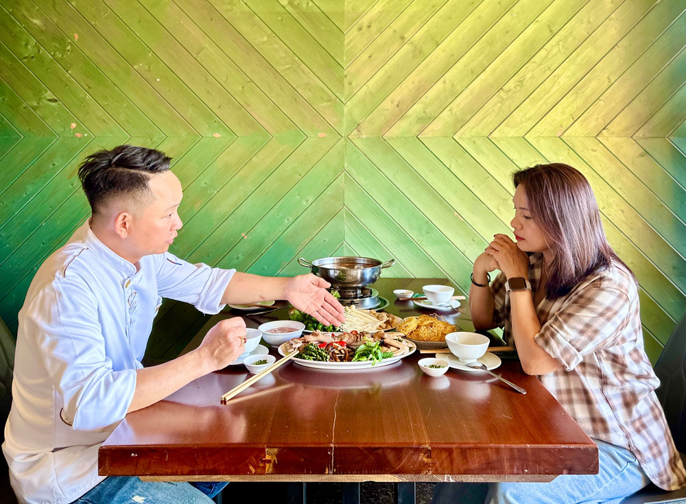 Tác giả được đầu bếp Thái Mười giới thiệu về món ăn mới được sáng tạo ra. Ảnh: H.D tac-gia-duoc-dau-bep-thai-muoi-gioi-thieu-ve-mon-an-moi-duoc-sang-tao-ra-anh-ha-duy.jpg