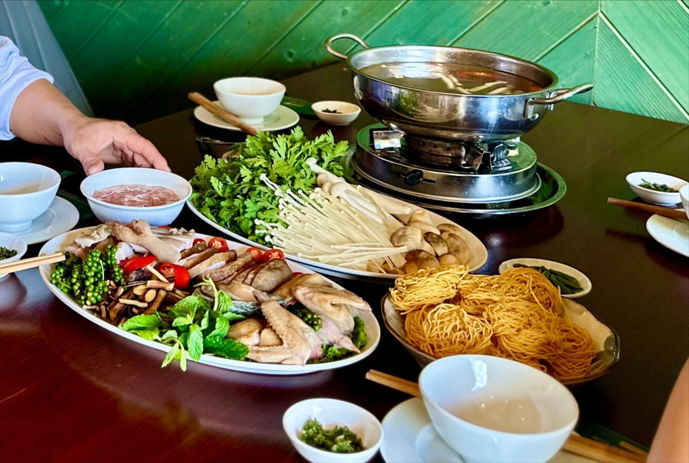 Món lẩu tiềm sâm khỏe Kbang. Ảnh: Hà Duy img-1702-5591-6054.jpg