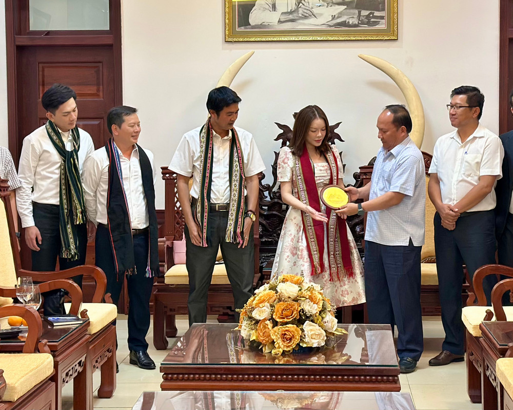 Chủ tịch UBND tỉnh Rah Lan Chung tặng quà lưu niệm cho bà Trần Thị Thanh Nhàn-Chủ tịch Hội đồng quản trị kiêm Tổng Giám đốc Công ty TNHH Xúc tiến đầu tư thương mại du lịch Việt Nam. Ảnh: Hà Duy chu-tich-ubnd-tinh-rah-lan-chung-tang-qua-luu-niem-cho-ba-tran-thi-thanh-nhan-chu-tich-hdqt-kiem-tong-giam-doc-cong-ty-tnhh-xuc-tien-dau-tu-tm-dl-viet-nam-anh-hd.jpg