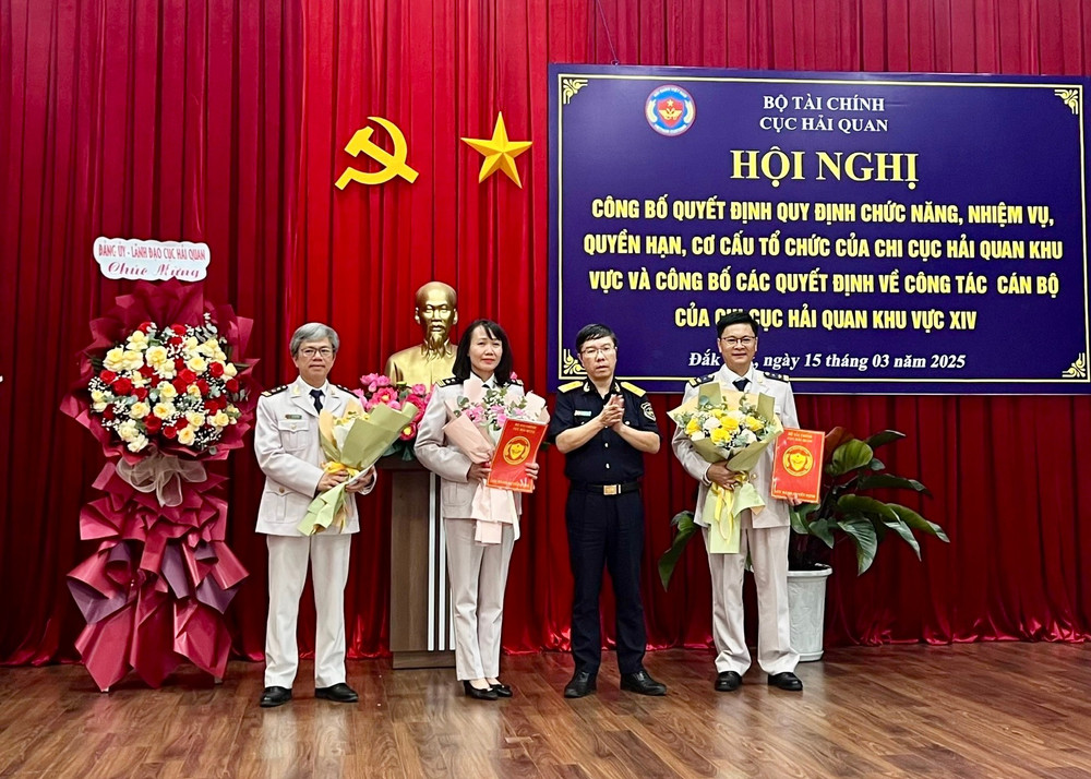 Đồng chí Lưu Mạnh Tưởng-Phó Cục trưởng Cục Hải quan (thứ 2 từ phải sang) trao Quyết định bổ nhiệm các Phó Chi cục trưởng Chi cục Hải quan khu vực XIV. Ảnh: Quyết Thắng dong-chi-luu-manh-tuong-pho-cuc-truong-cuc-hai-quan-trao-quyet-dinh-bo-nhiem-cac-pho-chi-cuc-truong-chi-cuc-hai-quan-khu-vuc-xiv-anh-quyet-thang.jpg