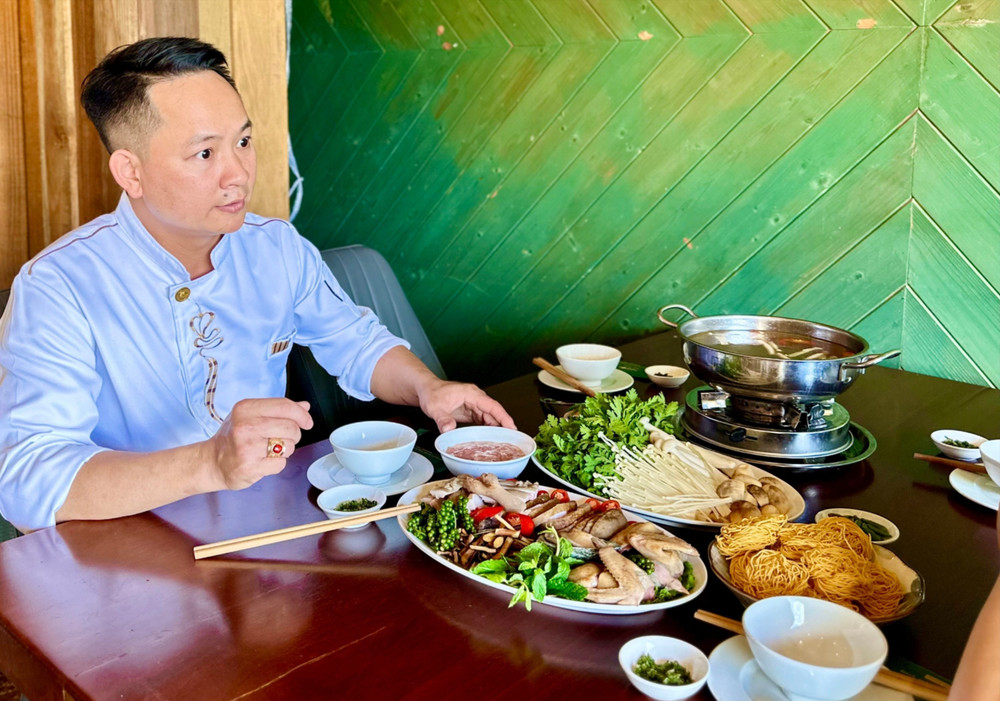 Đôi mắt anh Thái Mười sáng rực khi giới thiệu về món lẩu tiềm sâm khỏe mà anh phải hàng trăm lần thử nghiệm mới thành công. Ảnh: Hà Duy doi-mat-sang-ruc-cua-dau-bep-thai-muoi-khi-gioi-thieu-ve-mon-lau-tiem-sam-khoe-anh-ha-duy-7440-6750.jpg