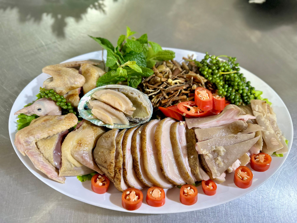 Nguyên liệu phong phú để làm nên nồi lẩu tiềm sâm khỏe Kbang đậm vị. Ảnh: Hà Duy sau-nhieu-thoi-gian-nghien-cuu-dau-bep-moi-tim-ra-duoc-su-ket-hop-hai-hoa-giua-cac-nguyen-lieu-de-tao-nen-mon-lau-tiem-sam-khoe-vua-ngon-vua-bo-duong-anh-ha-duy.jpg