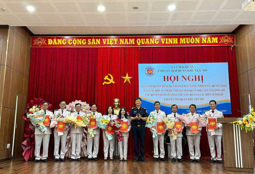 Ông Đỗ Việt Toàn-Chi cục trưởng Chi cục Hải quan khu vực XIV trao quyết định cho các Trưởng phòng và chức vụ tương đương. Ảnh: Quyết Thắng ong-do-viet-toan-chi-cuc-truong-chi-cuc-hai-quan-khu-vuc-xiv-trao-quyet-dinh-cho-cac-truong-phong-va-chuc-vu-tuong-duong-anh-quyet-thang.jpg