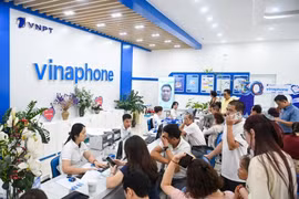 Cảnh đông đúc, xếp hàng chờ bổ sung thông tin thuê bao di động tại cửa hàng giao dịch.