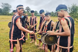 Thanh thiếu niên Gia Lai biểu diễn cồng chiêng, góp phần bảo tồn Không gian văn hóa cồng chiêng Tây Nguyên, Di sản văn hóa phi vật thể đại diện của nhân loại.