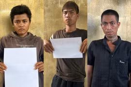 Ba đối tượng vừa bị Công an xã Chư A Thai phối hợp với Phòng Cảnh sát hình sự bắt khẩn cấp về hành vi cướp giật điện thoại của một thiếu nữ.