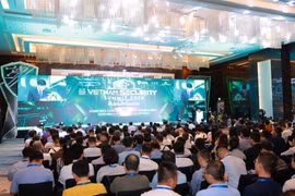 Các chuyên gia chia sẻ về giải pháp tái định hình phòng thủ an ninh mạng trong kỷ nguyên AI và hậu lượng tử tại Diễn đàn An ninh mạng Việt Nam 2026.