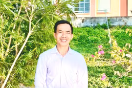 Thầy Trương Công Hương - Phó Hiệu trưởng Trường Tiểu học và THCS Kim Đồng (xã Đắk Pơ), một tấm gương nhà giáo tận tụy với học sinh vùng khó tỉnh Gia Lai.