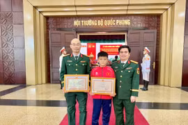 Kỳ thủ nhí Hoàng Tấn Vinh nhận bằng khen của Bộ Quốc phòng vì những thành tích xuất sắc tại SEA Games 33 và các giải quốc tế.