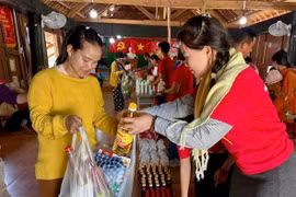 CLB Tình nguyện viên Chữ thập đỏ Bạch Mai Trang phối hợp với Đoàn phường Hoài Nhơn Nam và nhóm thiện nguyện tổ chức Chợ 0 đồng - Tết nhân ái cho người dân thôn 3, xã Vĩnh Sơn vào ngày 18-1.