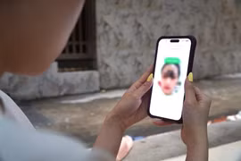 Người dùng thực hiện quét khuôn mặt để xác thực thông tin chính chủ cho SIM di động