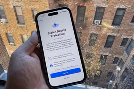 Tính năng bảo mật mới của Apple giúp iPhone tự động khóa màn hình ngay khi bị giật khỏi tay.