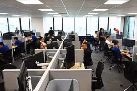 Đại diện tập đoàn Qualcomm và lãnh đạo các Bộ, ngành thực hiện nghi thức khai trương Trung tâm R&D tại Hà Nội.