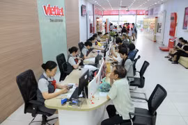 Người dân khẩn trương đến các điểm giao dịch để chuẩn hóa thông tin, tránh nguy cơ bị tạm dừng dịch vụ viễn thông chiều đi sau ngày 15-6-2026