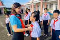Cô Trần Thị Thái Hà luôn dành sự quan tâm cho các học sinh ở vùng khó. Ảnh: ĐVCC