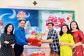 Anh Đỗ Đức Thanh (thứ 2 từ trái sang) tặng quà chúc mừng Câu phó Võ Cường (thứ 3 từ phải sang) nhân dịp Giáng sinh. Ảnh: ĐVCC
