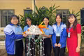 Cô Nguyễn Thị Thanh Sen (bìa phải) triển khai cuộc thi trang trí nón lá, giúp học sinh thể hiện sự sáng tạo. Ảnh: P.L