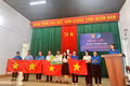Các đơn vị bàn giao công trình “Tuyến đường cờ Tổ quốc” cho thôn Nghĩa Hưng 4. Ảnh: ĐVCC
