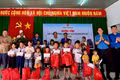 Các đại biểu tặng quà cho thanh thiếu nhi. Ảnh: ĐVCC