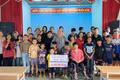 Đại diện Chùa Quan Âm trao kinh phí hỗ trợ cho thiếu nhi đang sinh sống tại Trung tâm Bảo trợ xã hội tổng hợp Pleiku. Ảnh: Bá Bính