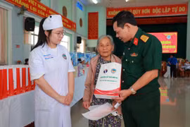 Khám bệnh, cấp phát thuốc miễn phí cho 400 người dân xã Chư Prông
