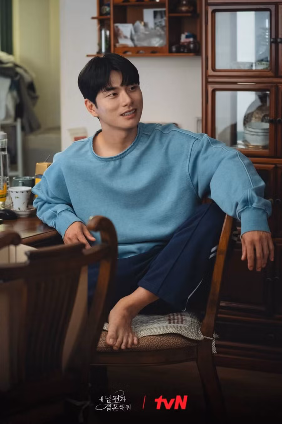 Tương tự Kim Ji Hoon, Lee Yi Kyung cũng bất ngờ được yêu mến hơn dù đóng vai ác. Trong Cô đi mà lấy chồng tôi, Lee Yi Kyung hóa thân thành gã trai đểu Park Min Hwan, kẻ từng lợi dụng, gián tiếp hại chết nữ chính Kang Ji Won (Park Min Young) ở kiếp trước và dan díu với Jung Soo Min (Song Ha Yoon)