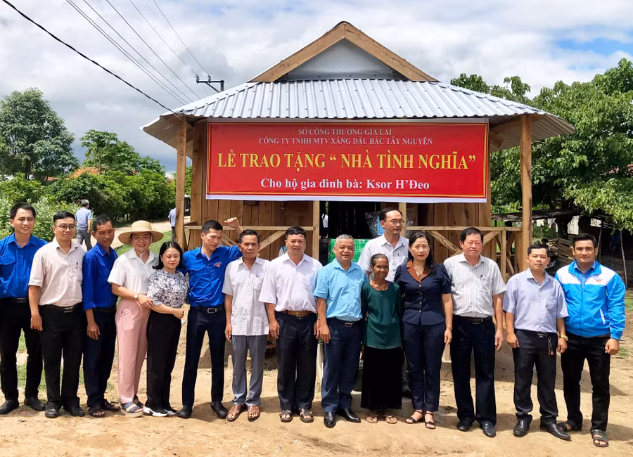 Các đơn vị trao tặng nhà tình nghĩa cho gia đình bà Ksor H’Đeo (buôn Ia Hly, xã Krông Năng). Ảnh: L.N