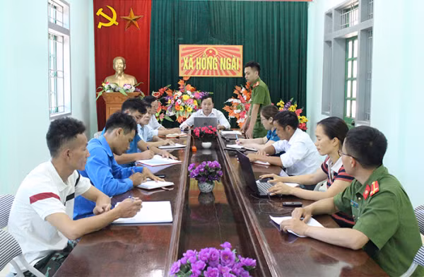 Các cấp, các ngành họp bàn đưa ra nhiều giải pháp thiết thực để ngăn ngừa tảo hôn và hôn nhân cận huyết. Các cấp, các ngành họp bàn đưa ra nhiều giải pháp thiết thực để ngăn ngừa tảo hôn và hôn nhân cận huyết.