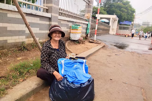 Bà Lệ ngồi nghỉ mệt trước cổng Bệnh viện Ung bướu cơ sở 2 Bà Lệ ngồi nghỉ mệt trước cổng Bệnh viện Ung bướu cơ sở 2