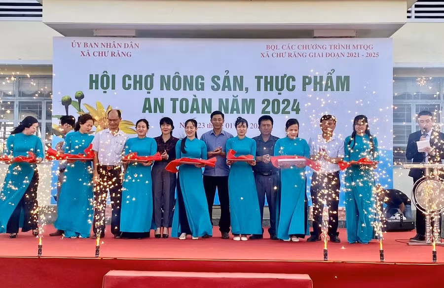 Các đại biểu cắt băng khai mạc Hội chợ nông sản, thực phẩm an toàn xã Chư Răng năm 2024. Ảnh: Vũ Chi