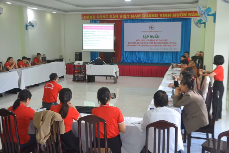 Quang cảnh lớp tập huấn kiến thức, kỹ năng sơ cấp cứu cho cán bộ Hội cấp huyện và tình nguyện viên CTĐ cấp 1 tại TP. Pleiku, tỉnh Gia Lai. Ảnh: Hoàng Cư
