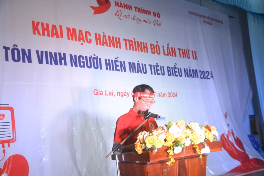 Ông Dương Đình Diện - Phó trưởng Ban thường trực Ban Chỉ đạo vận động HMTN tỉnh Gia Lai phát biểu tại buổi khai mạc Hành trình Đỏ lần thứ IX và Tôn vinh người hiến máu tiêu biểu năm 2024. Ảnh: Hoàng Cư Ông Dương Đình Diện - Phó trưởng Ban thường trực Ban Chỉ đạo vận động HMTN tỉnh Gia Lai phát biểu tại buổi khai mạc Hành trình Đỏ lần thứ IX và Tôn vinh người hiến máu tiêu biểu năm 2024. Ảnh: Hoàng Cư
