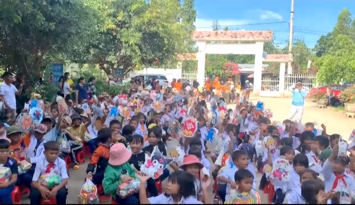 Học sinh Trường Phổ thông Dân tộc Bán trú Tiểu học Nay Der (xã Chư A Thai, huyện Phú Thiện, tỉnh Gia Lai) nhận quà trung thu từ Hội Tình thương Pleiku. Ảnh: Hoàng Minh