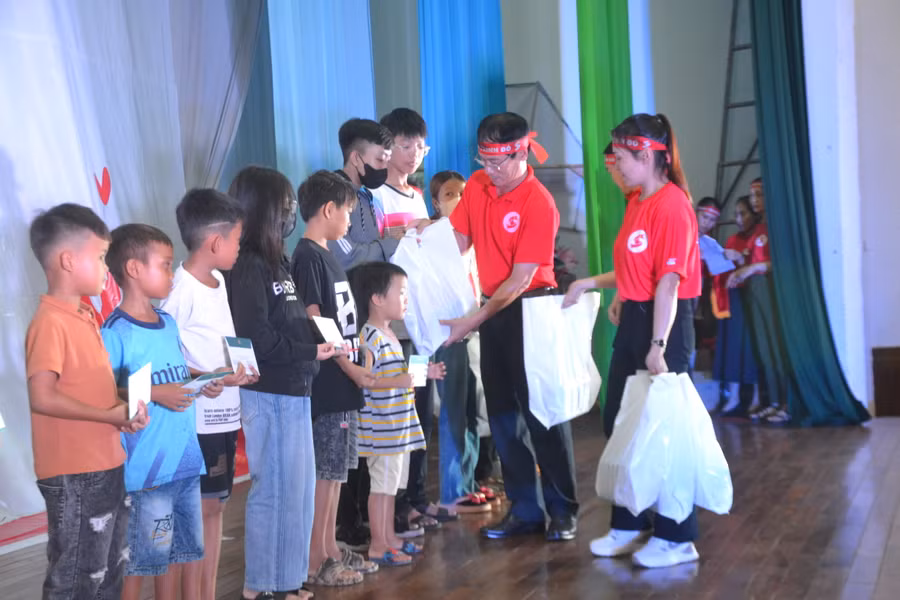 Ông Dương Đình Diện - Phó trưởng Ban thường trực Ban Chỉ đạo vận động HMTN tỉnh Gia Lai (thứ 2 bên phải) tặng quà cho các bệnh nhân nghèo. Ảnh: Hoàng Cư Ông Dương Đình Diện - Phó trưởng Ban thường trực Ban Chỉ đạo vận động HMTN tỉnh Gia Lai (thứ 2 bên phải) tặng quà cho các bệnh nhân nghèo. Ảnh: Hoàng Cư