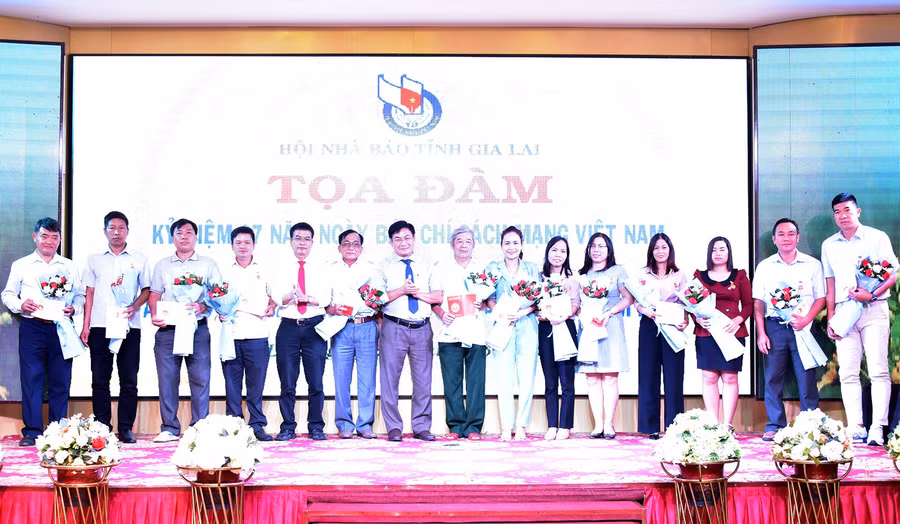 Ông Huỳnh Kiên-Tổng Biên tập Báo Gia Lai, Chủ tịch Hội Nhà báo tỉnh (thứ 7 từ trái sang) trao kỷ niệm chương cho các cá nhân. Ảnh: Đ.T