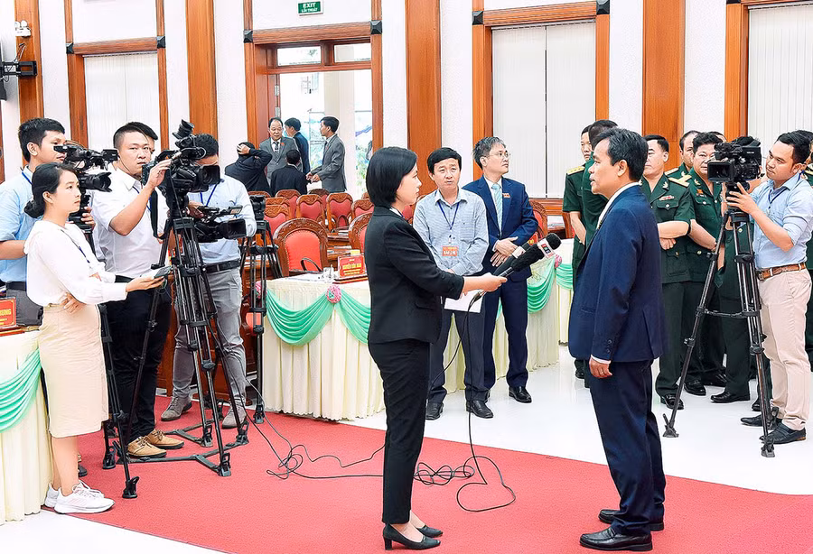 Các phóng viên phỏng vấn Bí thư Tỉnh ủy Hồ Văn Niên tại Đại hội đại biểu Đảng bộ tỉnh lần thứ XVI (nhiệm kỳ 2020-2025). Ảnh: Đ.T Các phóng viên phỏng vấn Bí thư Tỉnh ủy Hồ Văn Niên tại Đại hội đại biểu Đảng bộ tỉnh lần thứ XVI (nhiệm kỳ 2020-2025). Ảnh: Đ.T