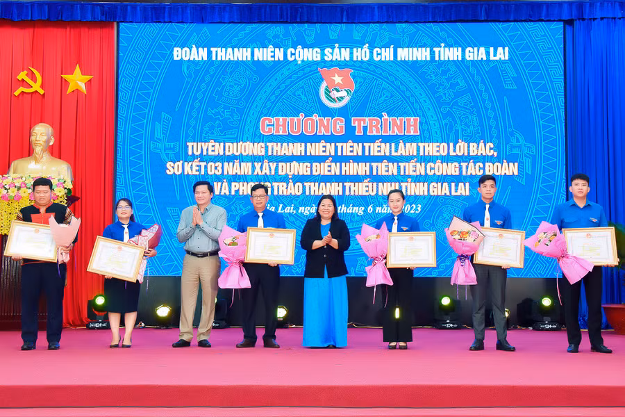 Phó Chủ tịch Thường trực HĐND tỉnh Trương Văn Đạt (thứ 2 từ trái sang) và Bí thư Tỉnh Đoàn Hà Thị Giang Thảo trao bằng khen của Chủ tịch UBND tỉnh cho các tập thể có thành tích xuất sắc trong việc nhân rộng điển hình tiên tiến trong công tác Đoàn. Ảnh: Đức Thụy