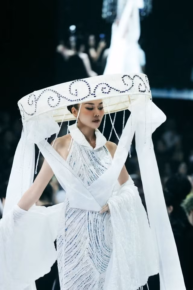 Siêu mẫu Thanh Hằng xuất hiện ấn tượng trong thiết kế áo dài tạo nên vòng tròn lan tỏa kết hợp nón quai thao dệt từ sợi tơ tằm